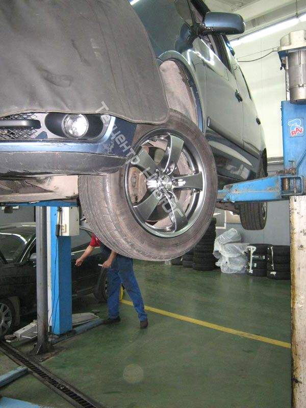 Процесс ремонта автомобиля VW